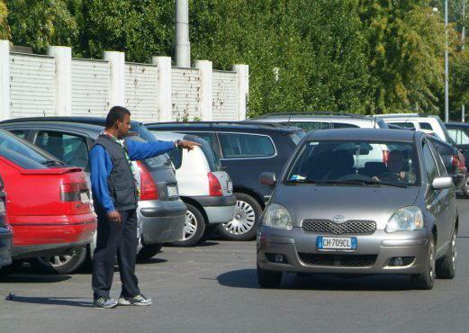 Allontanati posteggiatori abusivi 