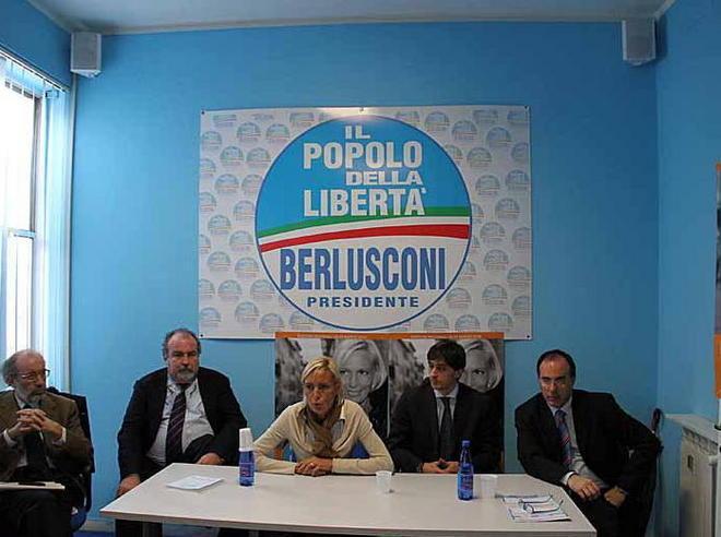 I Ferri con Berlusconi i “carraresi” con Alfano 