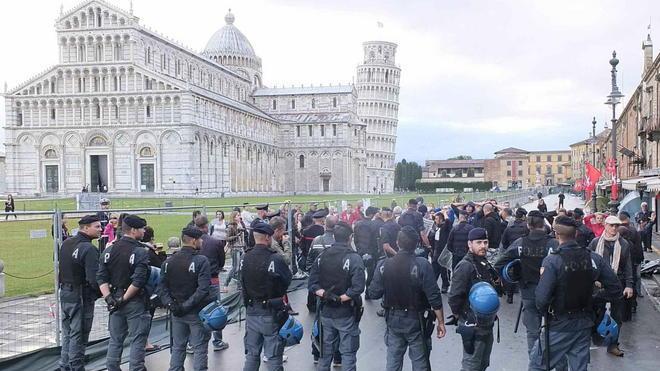 Polizia in piazza contro la legge di Stabilità
