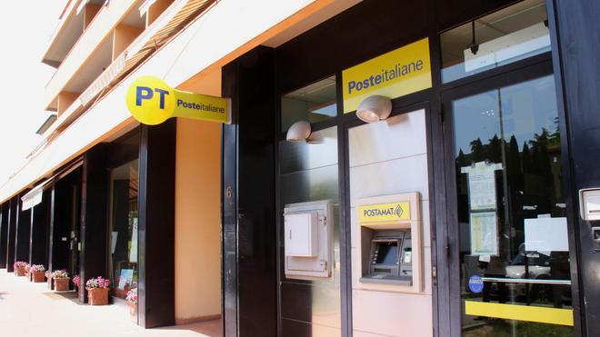 Il colpo alle Poste frutta una miseria: banditi in fuga con 400 euro