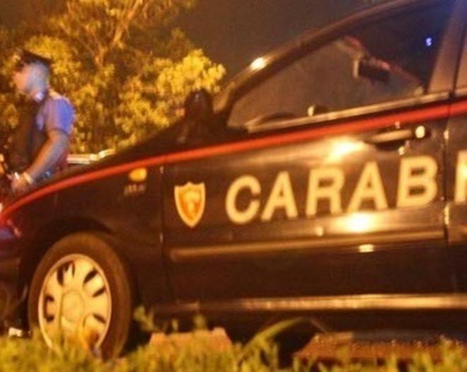 Spari per fermare due uomini sorpresi a tentare un furto 
