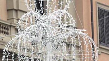 Albero e alcune luminarie già montati ma per le quote dei negozianti siamo a metà
