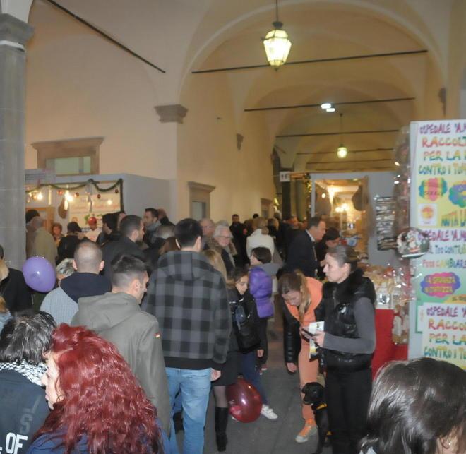 Un assalto agli stand con i prodotti locali proposti dal Desco 