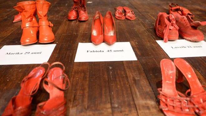 Alt al femminicidio con scarpe e trecce