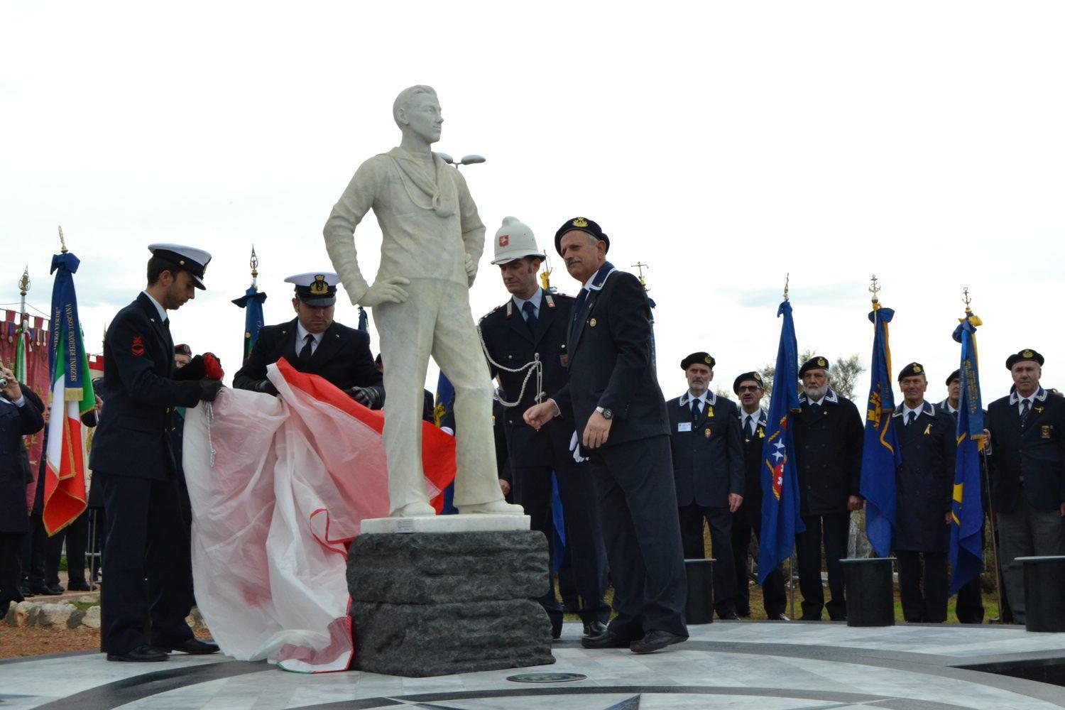 Inaugurata la statua del marinaio 