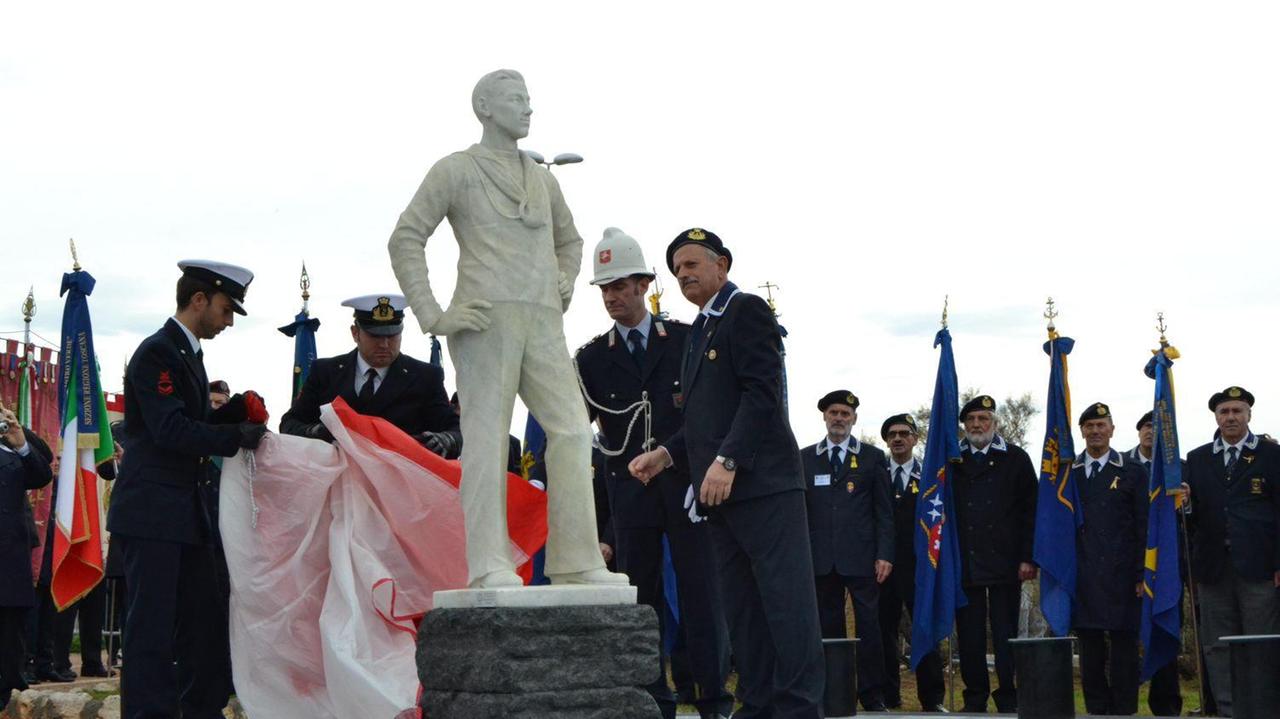 Inaugurata la statua del marinaio