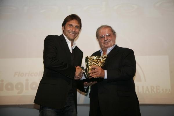 La città bianconera abbraccia Conte con cori e bandiere 