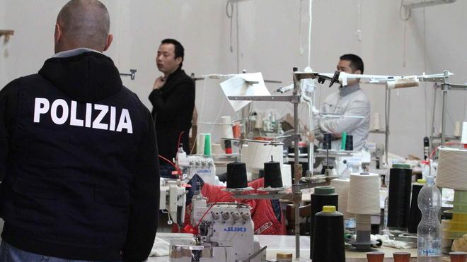 Blitz della squadra interforze a Prato in un capannone artigianale di Maliseti - LE FOTO