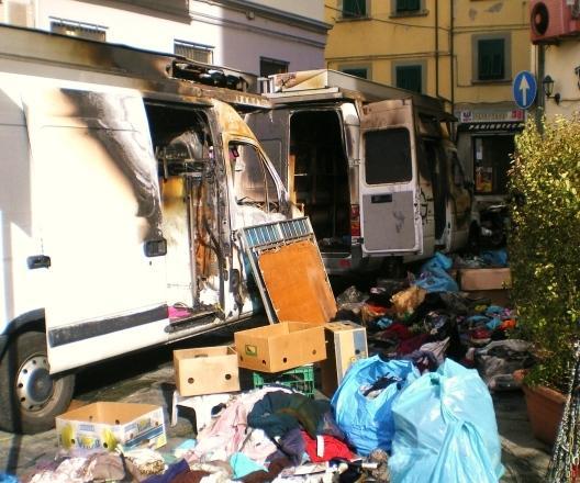 Bruciano due furgoni nella notte 