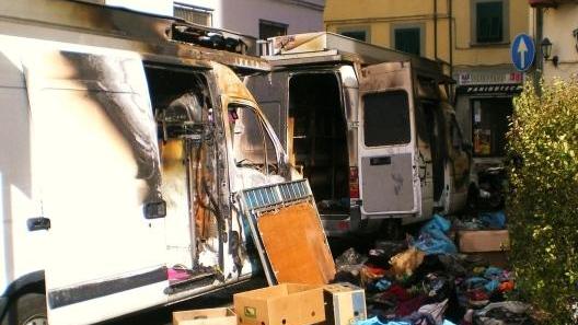 Bruciano due furgoni nella notte