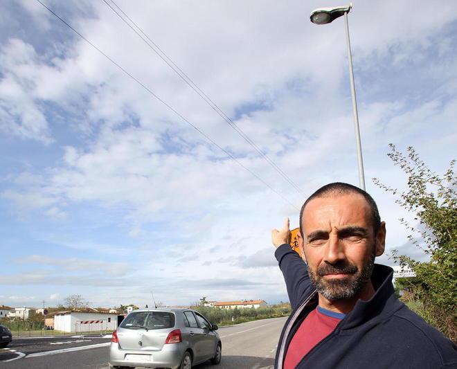 Strada pericolosa, famiglie di Empoli mettono il lampione 