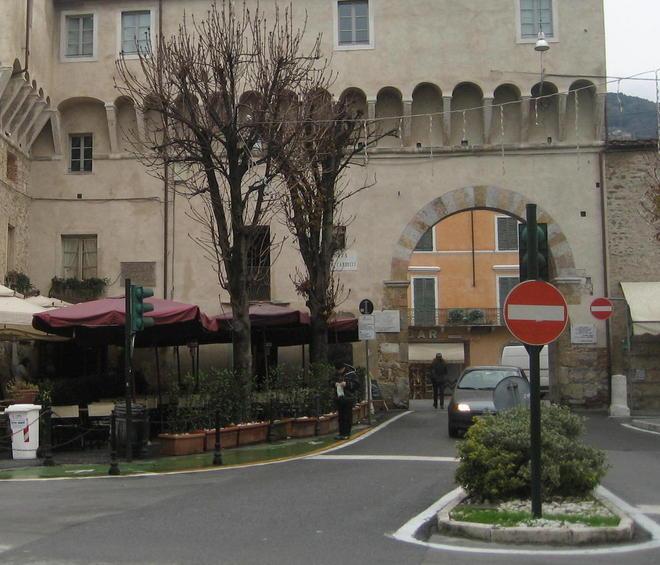 Piazza senza auto, il no di Rifondazione
