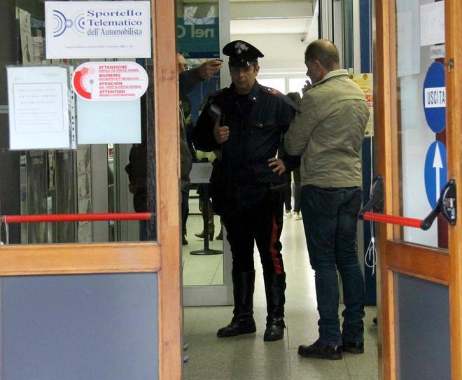Con un fucile a canne mozze rapinano l’ufficio dell’Aci 
