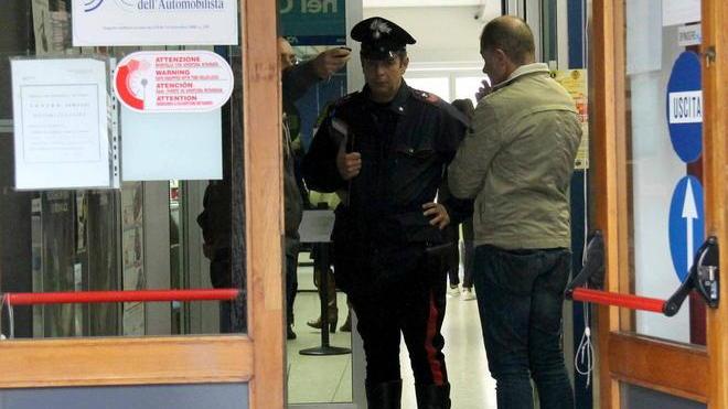 Con un fucile a canne mozze rapinano l’ufficio dell’Aci