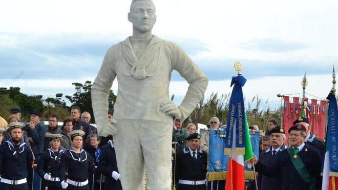 Una statua dedicata ai marinai