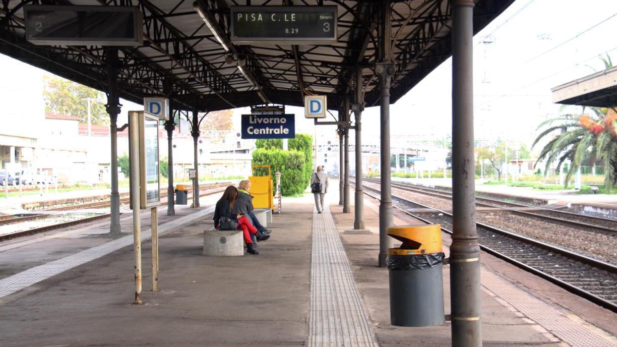 Offrono prestazioni sessuali a un pensionato poi lo derubano: un arresto