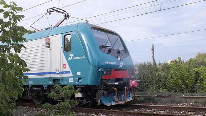 Si uccide sotto il treno, bloccata la linea Firenze - Livorno