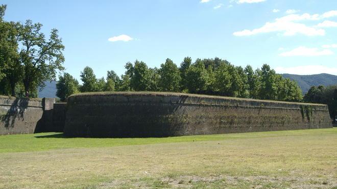 Le Mura rinascimentali di Lucca immortalate in un francobollo