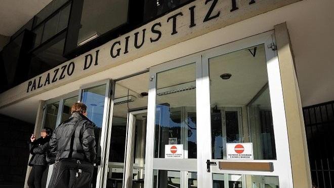 Lasciarono il figlio a casa per andare a cena, babbo e mamma a processo