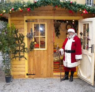 Di legno e colorata è in arrivo la casa di Babbo Natale