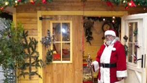 Di legno e colorata è in arrivo la casa di Babbo Natale