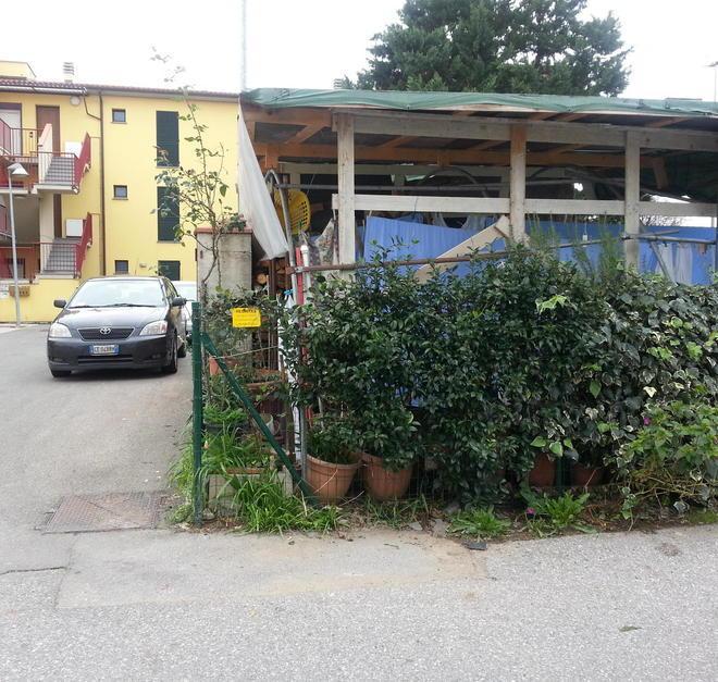 «Costruzione pericolosa lungo via dello Zizzolo»