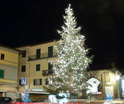 Natale a Cutigliano un nastro luminoso da Casotti al paese 