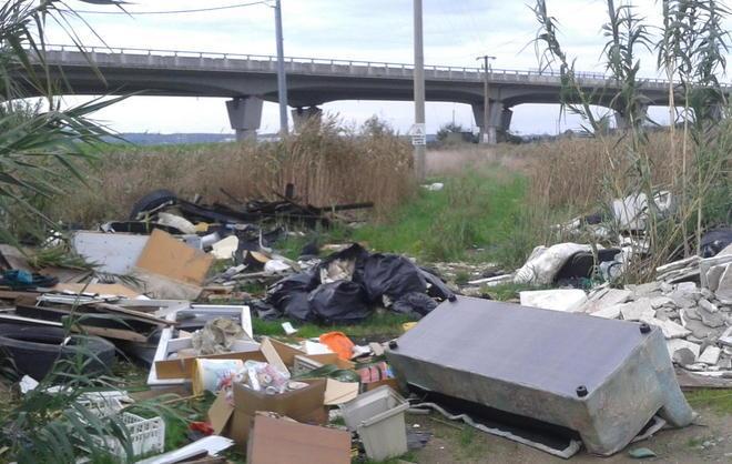 Discarica a cielo aperto a Biscottino 