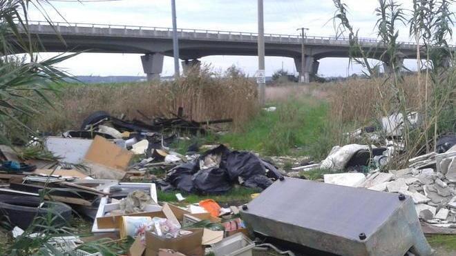 Discarica a cielo aperto a Biscottino