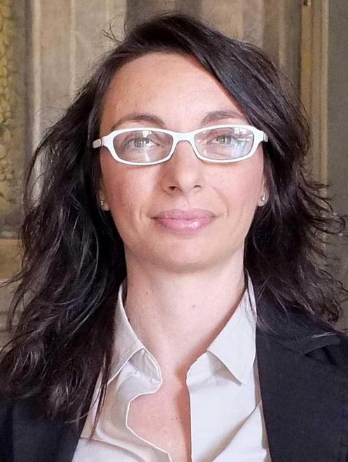 Incatenati davanti a una casa 