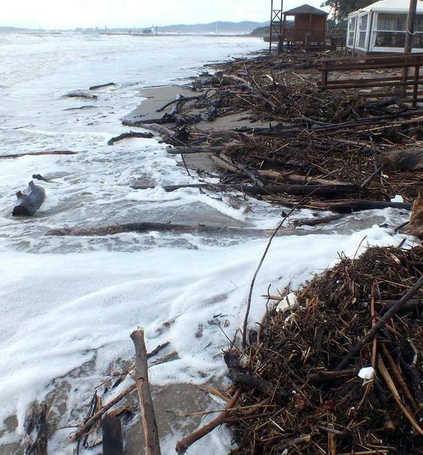 Le onde superano già le barriere 