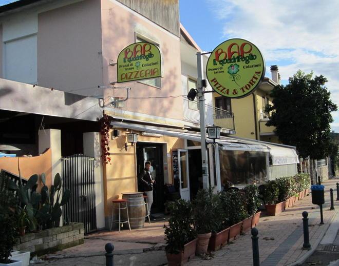 Sfondano il muro del bar via 15 bottiglie di vino