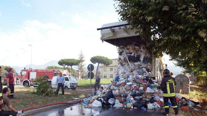 Clochard si rifugia in un cassonetto e rischia di morire stritolato dalla compattatrice dei rifiuti