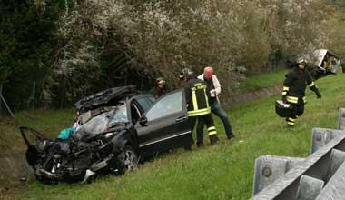 Auto contro un camion in autostrada, tre feriti: uno è grave 