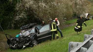 Auto contro un camion in autostrada, tre feriti: uno è grave