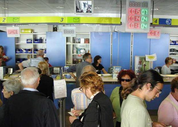 Poste, file sempre più lunghe e mancano pure le sedie 