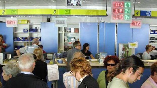 Poste, file sempre più lunghe e mancano pure le sedie