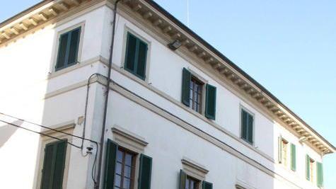 Inciampa, cade e chiede 20mila euro di danni al Comune