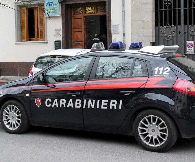 Vedono i furti, inseguono i ladri e chiamano i carabinieri