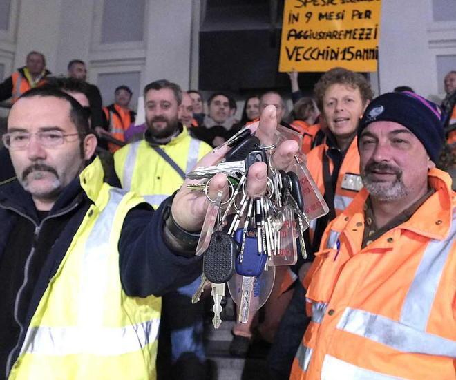 La rabbia degli operai «Costretti a lavorare con le scarpe bucate» 