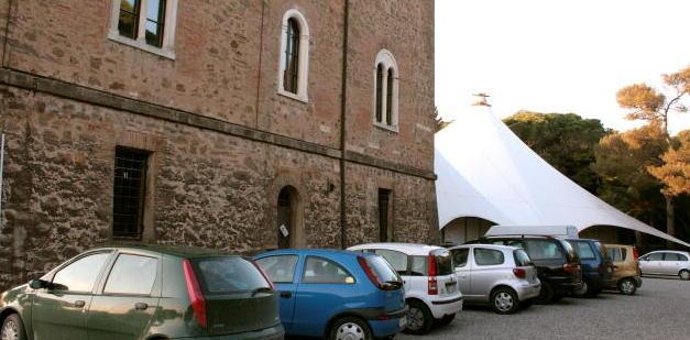 Tensostruttura fuori norma a rischio prosa, saggi e danza 