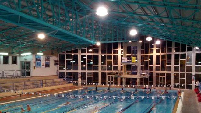 Lavori urgenti alle lampade della piscina