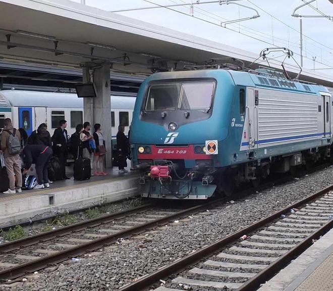 Si lancia sotto al treno, linea ko 