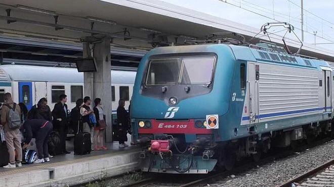 Si lancia sotto al treno, linea ko