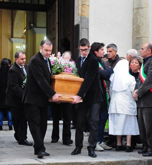 Uras, un corteo silenzioso avanza tra le strade invase dal fango