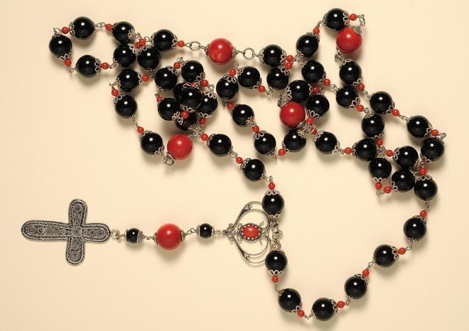 Marina Secci e i suoi tesori: in mostra 150 rosari 