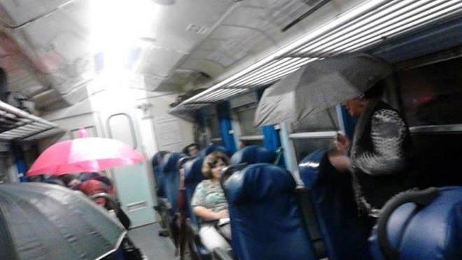 Piove in treno, i pendolari aprono l’ombrello