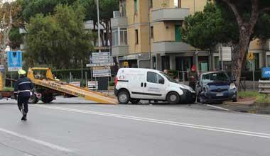 Stagno, furgone contro auto: traffico bloccato per rimuovere i veicoli