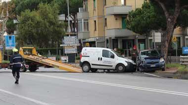 Stagno, furgone contro auto: traffico bloccato per rimuovere i veicoli