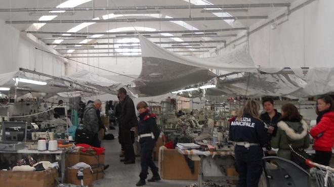 Prato, lavoratori a nero e irregolari: sospesa l’attività di una ditta di confezioni al Macrolotto
